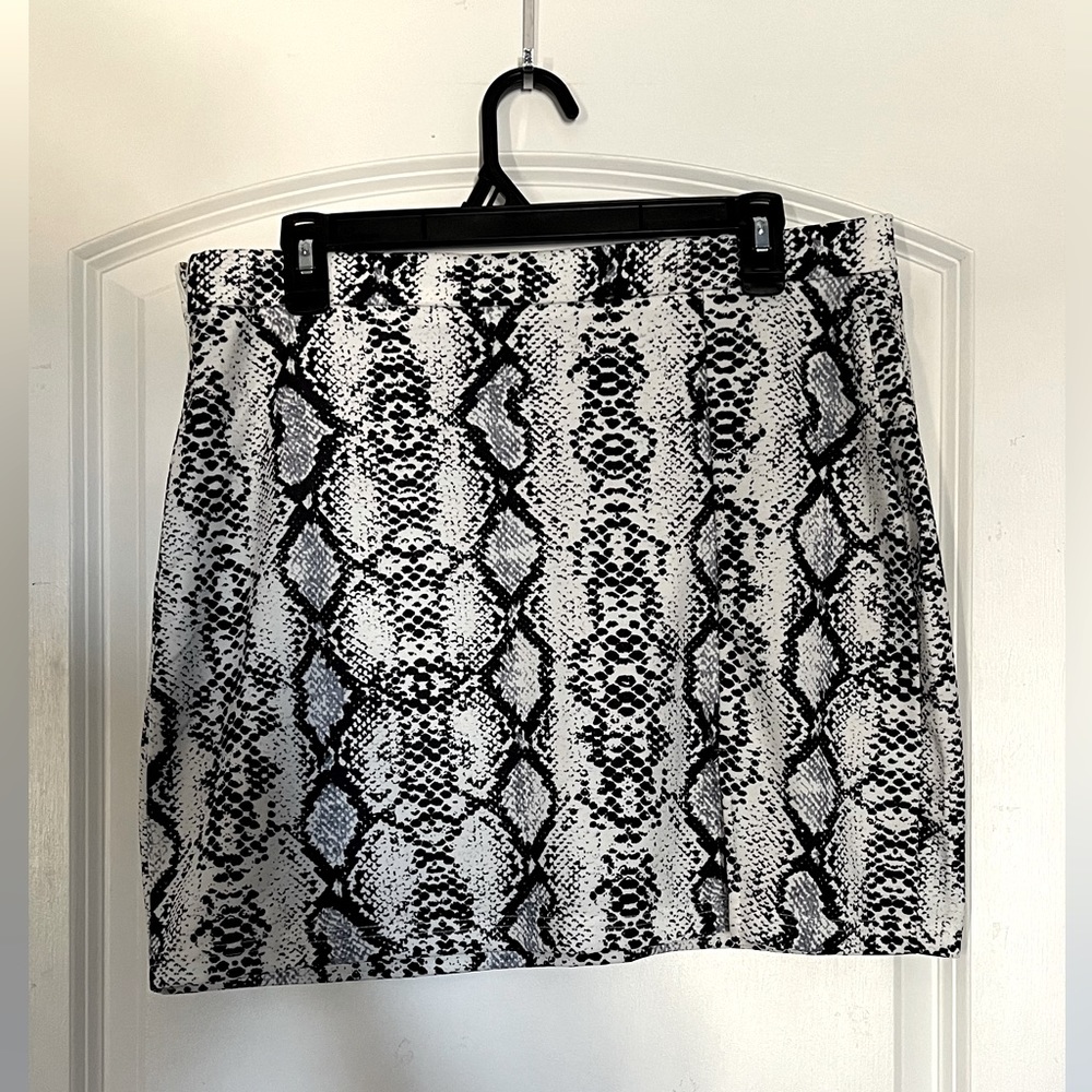 Snake / Animal Print Mini Skirt, Size Extra Large/XL, Side Zipper, Black & White